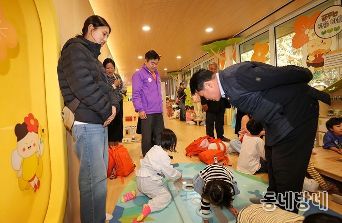 이필형 동대문구청장이 서울형 키즈카페 ‘새샘공원점’을 방문해 아이들이 노는 모습을 지켜보고 있다.