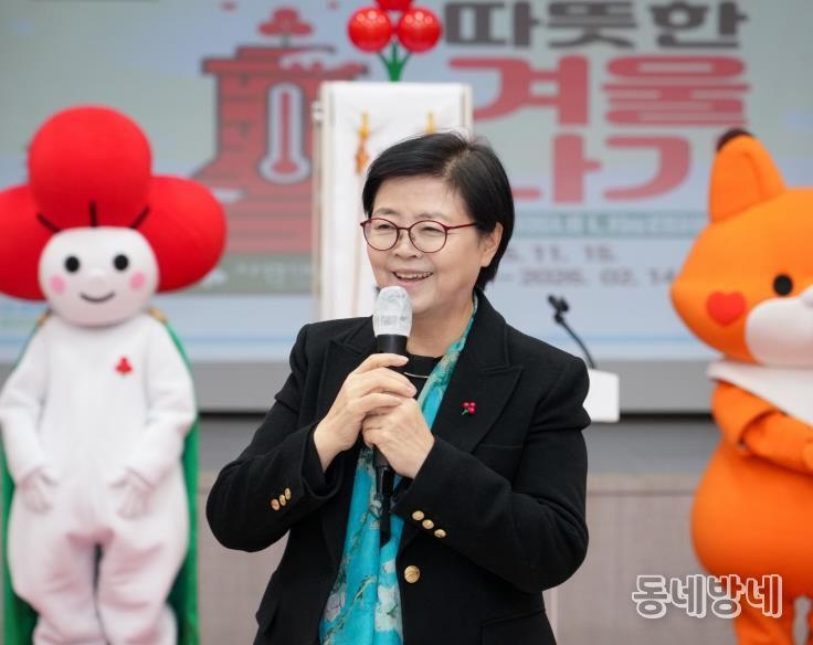 이순희 강북구청장이 지난 11일 구청 대강당에서 진행된 ‘사랑의 온도탑 제막식’에서 인사말을 전하고 있다.