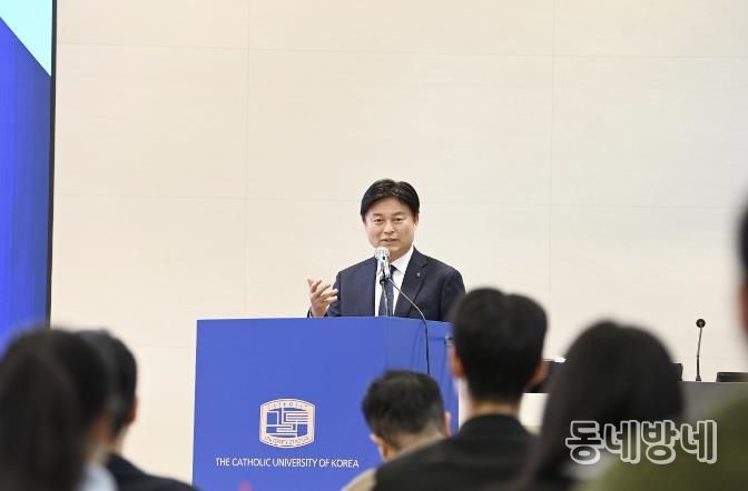 조용익 부천시장이 12일 가톨릭대학교 행정학술제에서 ‘청년이 미래를 잇다’를 주제로 특별강연을 진행하고 있다.