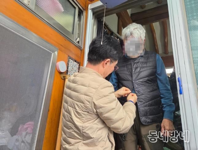 대구 남구, 1인 취약 240가구에 방한조끼 전달