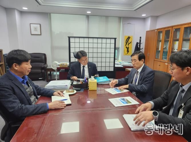 충주시 2026년 정부예산 확보에 총력 기울여(오른쪽에서 두번째 조길형 시장이 가운데 이재관 예결위 소위원과 예산 반영 관련 면담을 하고 있다)