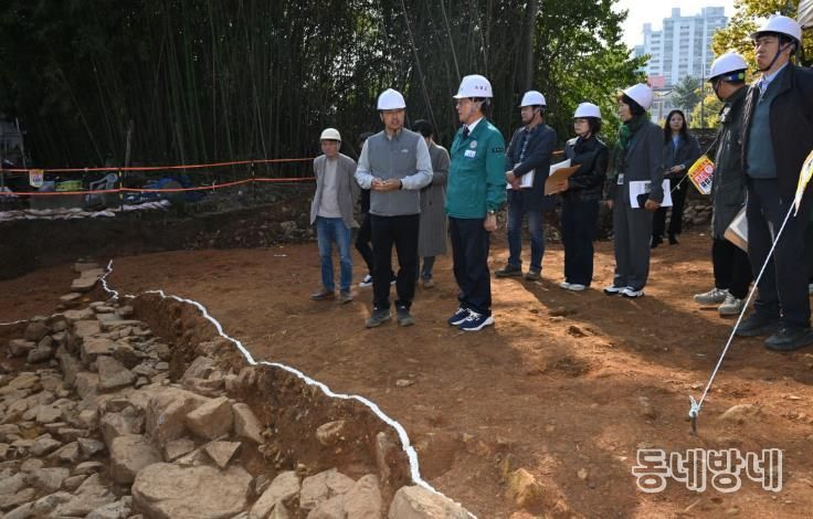 정종복 기장군수가 14일 학술발굴조사 자문회의에서 발굴조사 관계자로부터 현장설명을 듣고 있다