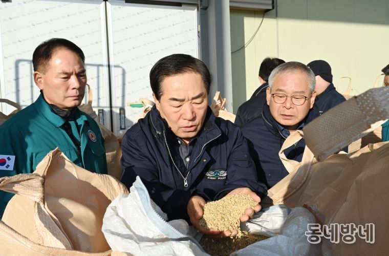 성낙인 창녕군수가 영산농협 계성지점 공공비축미곡 건조벼 매입 현장을 찾아 관계자들을 격려하고 품종을 살펴보고 있다.