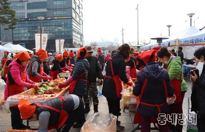 지난해 행사 ‘금천 도시농업 한마당’에서 지역주민들이 김장을 담그고 있다