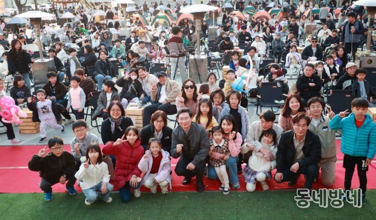 이상일 용인특례시장이 15일 용인포은아트홀 문화광장에서 열린 ‘2025 어텀라운지 페스티벌’에 참석해 시민과 소통의 시간을 갖고 있다