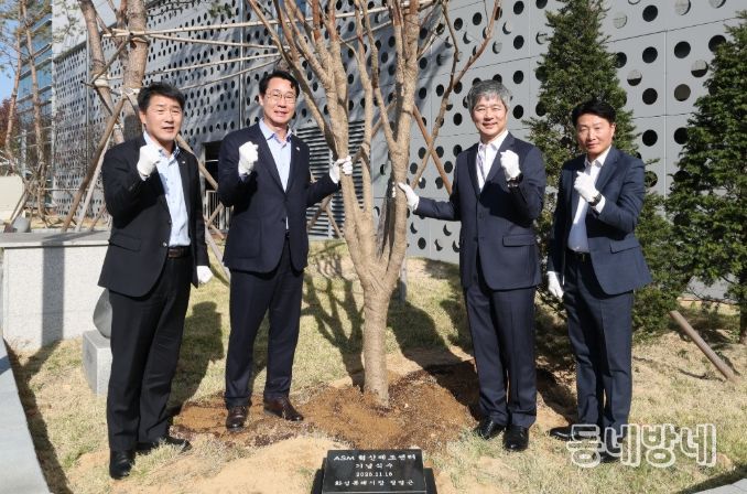 정명근 화성특례시장, 배정수 화성특례시의회 의장, 이영석 ASM코리아 대표가 기념 식수를 하고 기념촬영을 하고 있다