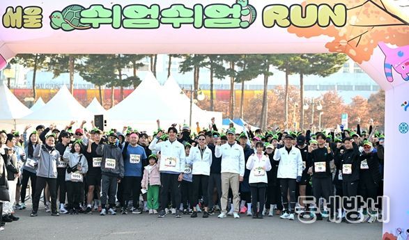 오세훈 서울시장이 16일(일) 마포구 상암월드컵공원 평화광장에서 열린 '2025 서울 쉬엄쉬엄 런'에 참석해 참가자들과 출발에 앞서 기념촬영하고 있다.