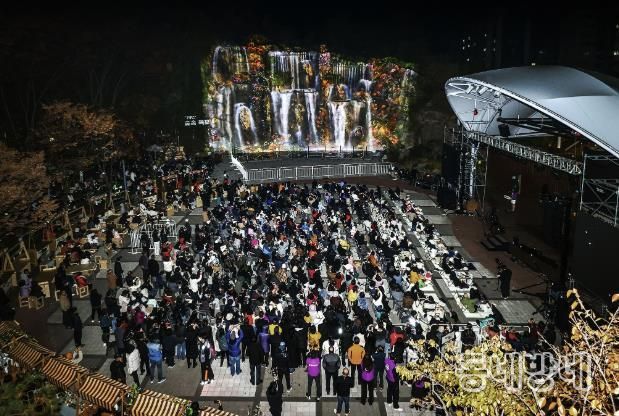 지난 15일 배봉산 숲속폭포에서 미디어파사드 작품이 첫 상영되고 있다.