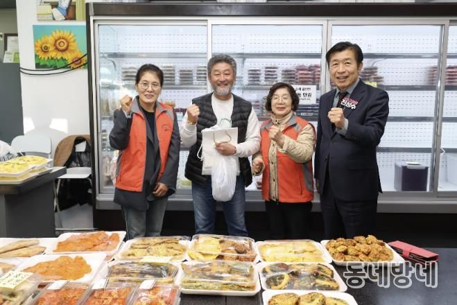 전성수 서초구청장(가장 오른쪽)이 송우학 행복한 반찬 상점주(왼쪽에서 두 번째)에게 재사용을 위한 종이봉투 등을 전달하고 기념사진을 찍고 있다.