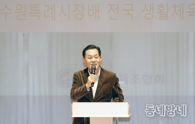 이재준 수원시장이 제1회 수원특례시장배 전국 생활체육 체조대회에서 인사말을 하고 있다.