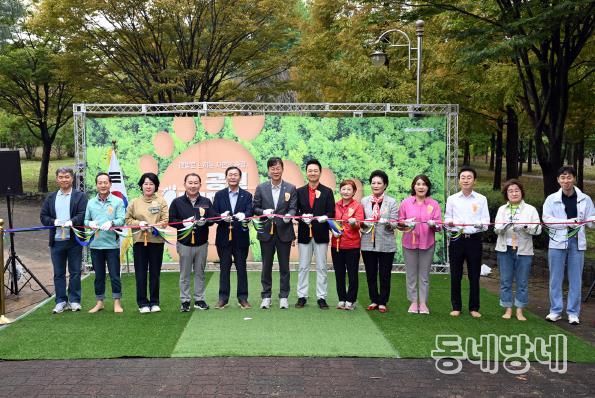 이민근 안산시장(사진 왼쪽에서 여섯번 째)이 10월 11일 안산호수공원에서 열린 공원 어싱데이에서 참석자들과 함께 기념촬영을 하고 있다.