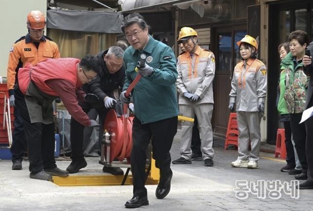신중앙시장 지하매립식 비상소화장치함 사용 모의훈련