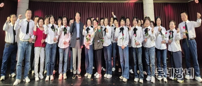 수원시 영통구 광교2동 라온시니어 합창단, 주민 환호 속에 정기연주회 성료