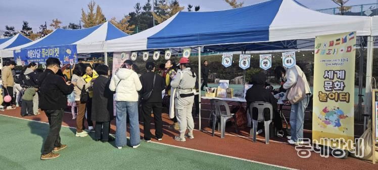 밀양시 해와달어린이집이 12일 밀양시종합운동장 보조경기장에서 나눔장터 행사를 진행했다.
