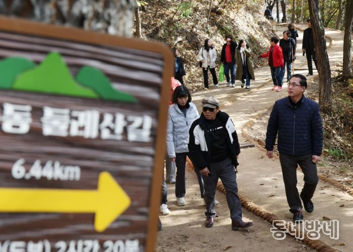 박희조 동구청장이 17일 성동산 맨발길을 주민들과 함께 걸으며 현장을 점검하고 있다