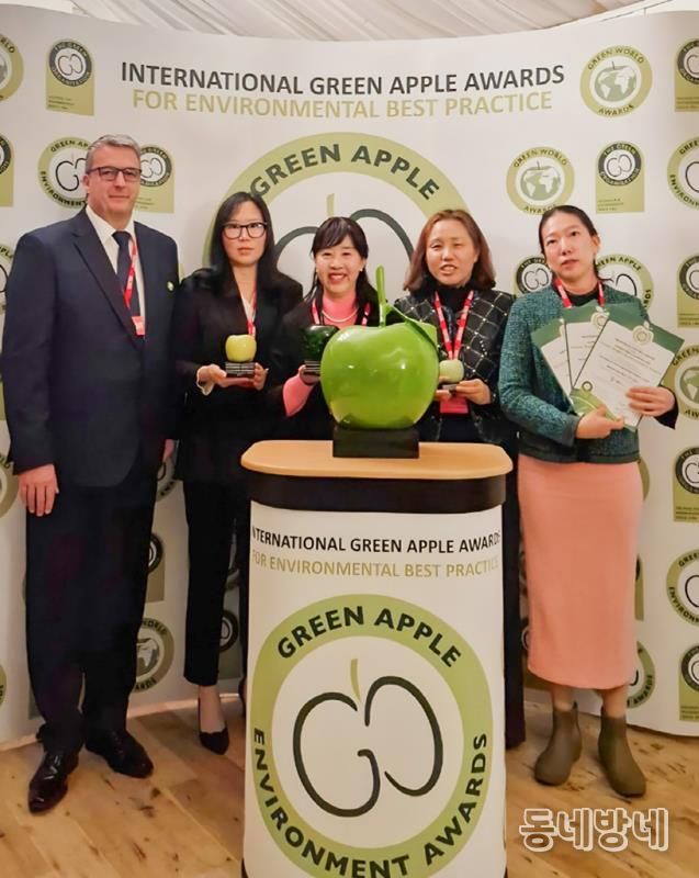 서초구 관계자들이 현지시각 17일 영국 런던 웨스트민스턴 국회의사당에서 열린 그린애플어워즈(Green Apple Awards)에서 대상(Champion), 금상, 은상을 수상하고 기념 촬영하고 있다.