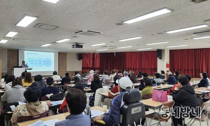 도봉구 지역 내 동 생명지킴이 활동가 등이 역량강화 교육을 듣고 있다.