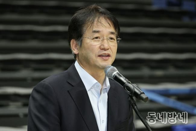 ‘2025년도 어르신 송년 음악회’에 참석해 인사말 중인 이동환 고양특례시장