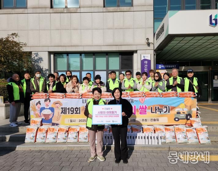 진솔회 김보영 회장(왼쪽)과 정미연 부천시 복지정책과장(오른쪽), 진솔회 회원들이 전달식 기념사진을 찍고 있다.