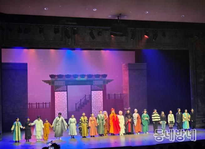 경주에서 열린 창작뮤지컬 '김교각' 공연 종료 후 출연진이 무대 인사를 하고 있다