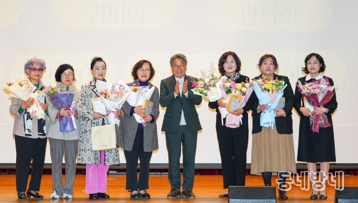 강기정 광주광역시장이 22일 오후 서구 김대중컨벤션센터에서 열린 '2025년 아이돌보미 소통의 날' 행사에 참석해 유공자 표창을 한 뒤 기념촬영을 하고 있다.