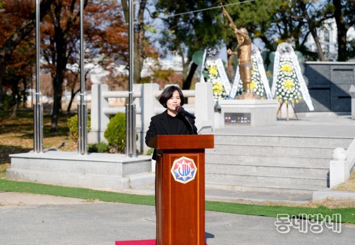 남미경 경주시 시민복지국장이 제6회 참전유공자 추모 및 명예선양비 기념식에서 기념사를 전하고 있다