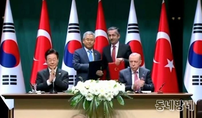 튀르키예 대통령궁에서 양국 정상 임석하에 MOU 체결(왼쪽부터 대한민국 대통령 이재명, 한국전력 사장 김동철, 튀르키예 원자력공사 사장 네자티 야마치, 튀르키예 대통령 에르도안)