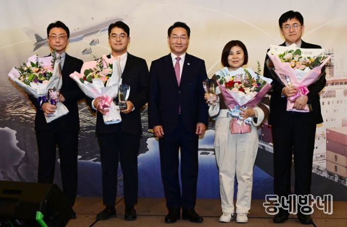 유정복 인천광역시장이 25 연수구 쉐라톤호텔에서 열린 '2025년 인천광역시 물류의날' 행사에서 물류발전대상 시상을 하고 있다.