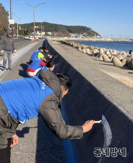 바르게살기운동포항시협의회는 4일 환여동 일원에서 노후한 파도막 옹벽에 대규모 벽화 그리기 작업을 추진했다.