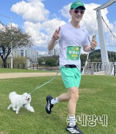 지난 10월 '2025 댕댕순천' 참가자가 반려견과 함께 오천그린광장을 달리고 있다.j