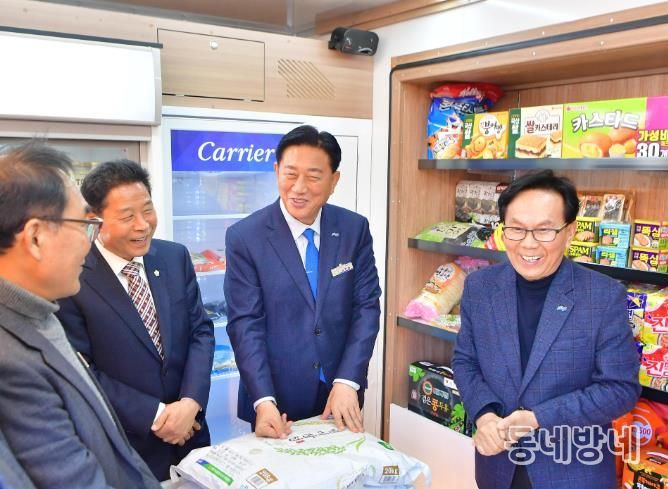 김한종 장성군수가 이동장터 차량 내부를 살펴보며 담소를 나누고 있다.