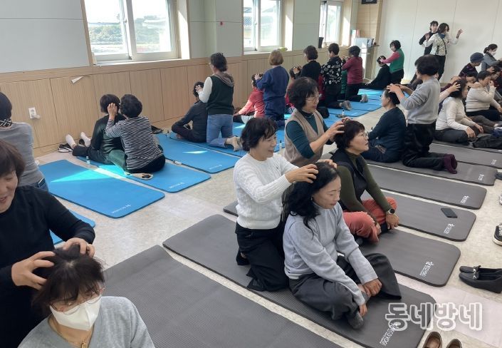 나주시농업기술센터가 2025년 생활개선회 리더십 강화 순회교육을 성황리에 마무리했다. 사진은 힐링요가 실습을 하는 생활개선회 회원들 모습.