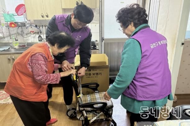 시흥3동 복지협의체 위원들이 어르신에게 실버카를 제공하고 있다