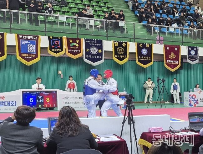 1. 창녕군에서 펼쳐진 전국남여우수선수선발권대회에서 참가자들이 열띤 경기를 펼치고 있다.