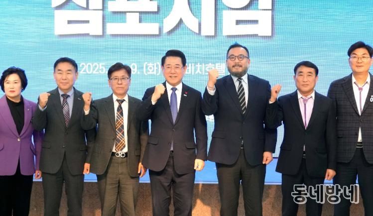 김영록 전라남도지사가 9일 목포 신안비치호텔에서 열린 ‘해상풍력사업 국민 100조 펀드 도약 심포지엄’에 참석해 주요내빈과 기념촬영을 하고 있다.