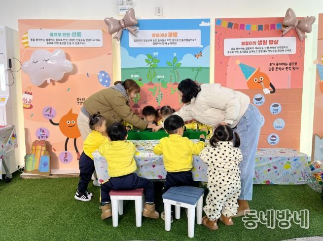 알콩이의 생일파티 전시에서 원아들이 체험을 하고 있다