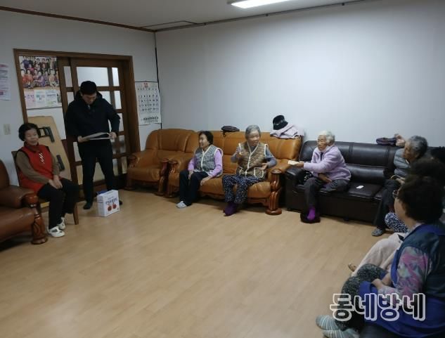 안산시 식품위생감시원이 관내 경로당 노인을 대상으로 허위·과대광고 피해 예방 순회 교육을 진행하고 있다.