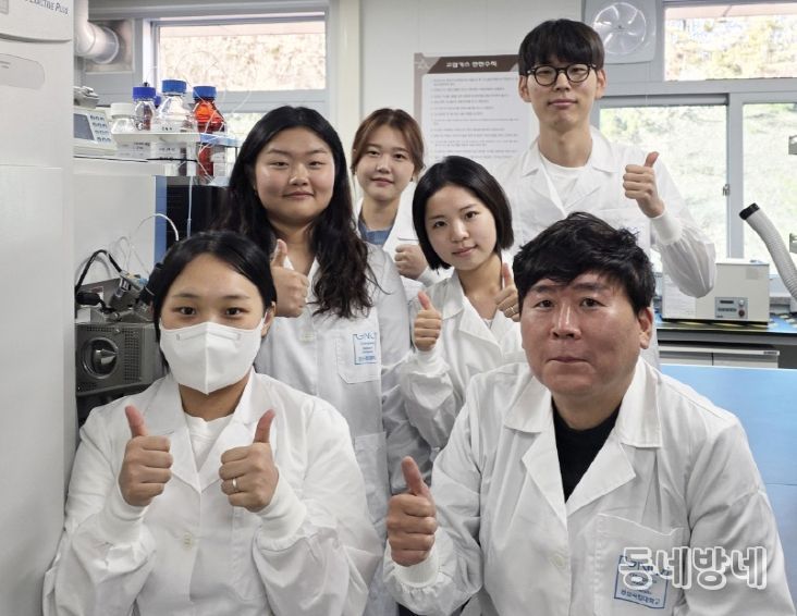 경상국립대학교(GNU) 식품영양학과 식품분석화학실험실 김호진 교수와 연구원들이 기념촬영을 하고 있다.