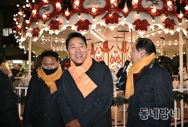오세훈 서울시장이 12일(금) 서울윈터페스타 개막식 참석 후 광화문광장의 '크리스마스 마켓'을 둘러보고 있다.