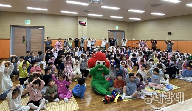 해밀유치원 아이들이 사랑을 전하고 있다.