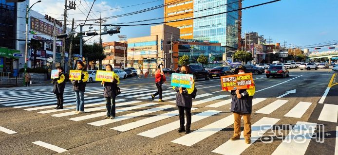 여수시는 지난 11일 쌍봉사거리 일원에서 생활 속 안전 의식 확산을 위한 시민 체감형 안전문화 캠페인을 전개했다.