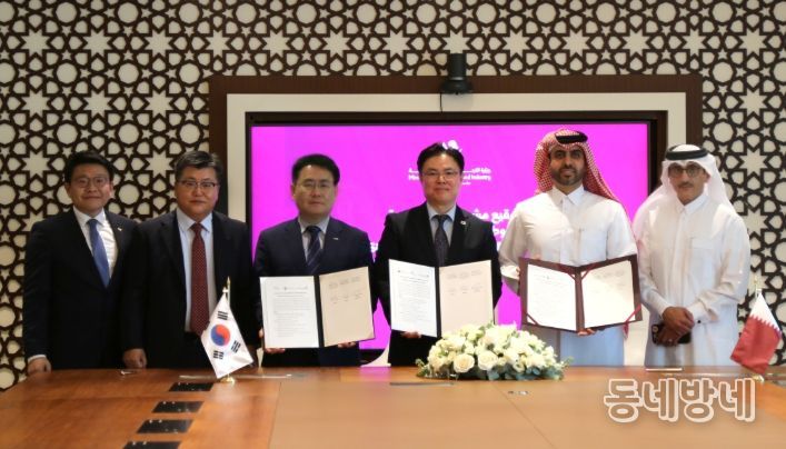 목성호 지식재산처 차장(왼쪽 4번째)이 모하메드 빈 하산 알 말키(Mohammed bin Hassan Al Malki) 통상산업부 차관(왼쪽 5번째) 및 윤병수 한국특허전략개발원장(왼쪽 3번째)과 ‘카타르 국가 지식재산 전략 계획 수립 계약’을 체결한 후, 기념촬영을 하고 있다.