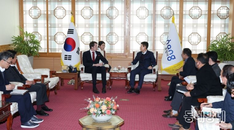 15일 북극경제이사회(Arcticn Economic Council, 이하 AEC) 매즈 크비스트 프레데릭센 사무총장이 포항시청을 방문해 이강덕 포항시장 및 관련 부서 국·과장과 함께 지속가능한 북극권 협력방안을 논의했다.