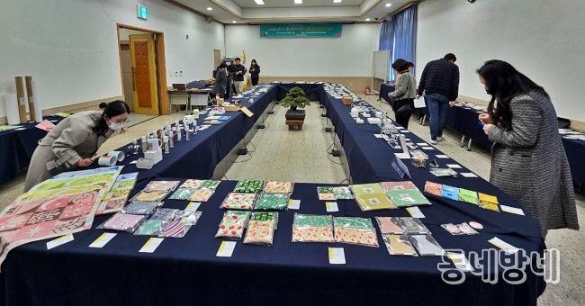 경주시가 ‘2026 청년감성상점 상품 입점 공모’ 심사를 진행하고 있다. 이번 공모를 통해 선정된 165점의 청년 예술가 작품은 내년 1월부터 황리단길 청년감성상점에서 전시·판매될 예정이다.