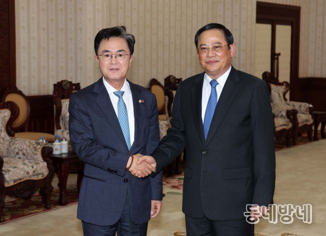 2023년 12월 7일 라오스 총리실에서 김태흠 지사 손싸이 시판돈 총리를 만나 악수하고 있다.