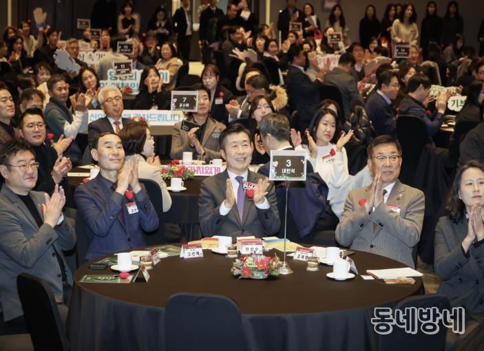 전성수 서초구청장(가운데)이 17일 열린 ‘서초의 미래, 기부자 100인과의 동행’ 행사에서 관계자들과 기념촬영을 하고 있다.
