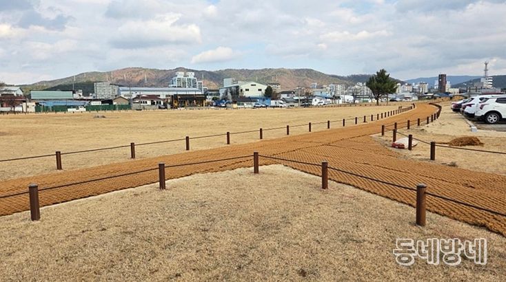 경주시 성동동 전랑지 전경. 통일신라 북궁 터로 추정되는 이 일대는 경역정비사업을 통해 탐방로와 울타리 설치 등 환경 정비가 단계적으로 추진되고 있다.