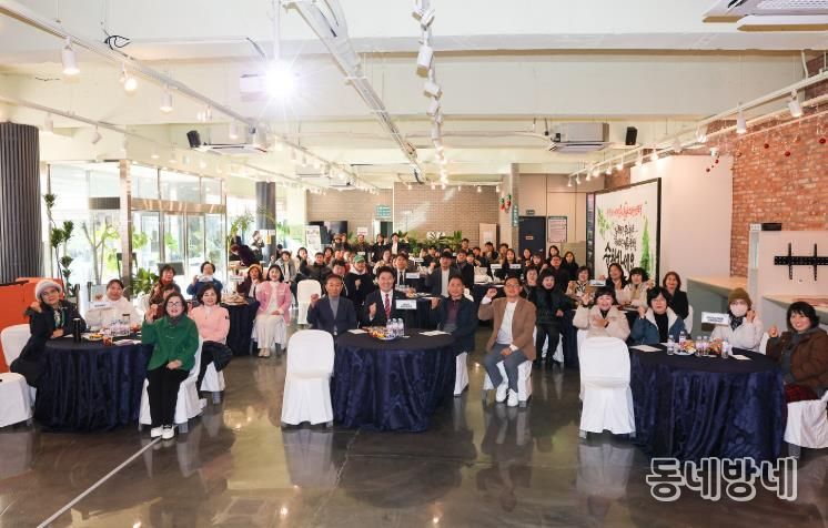 지난 22일 시민공익활동지원센터에서 열린 '2025 일류순천 시민운동 성과공유회'에 참석한 관계자들이 기념촬영을 하고 있다.