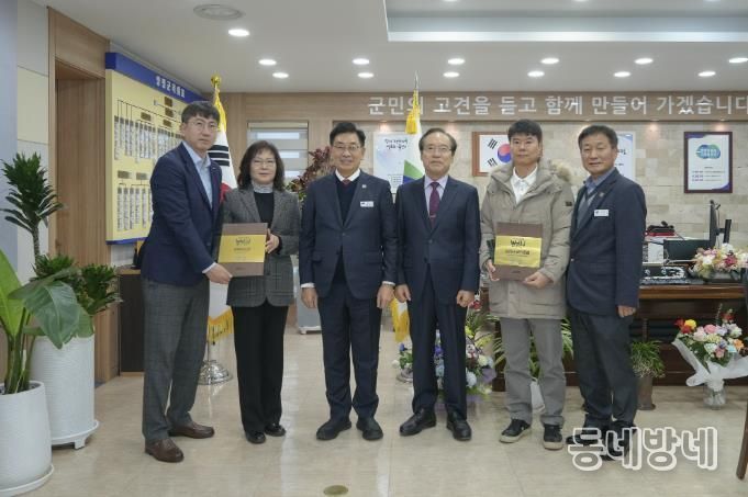 인증 현판 전달 후 기념 사진(양평군수, 참석자 전체)