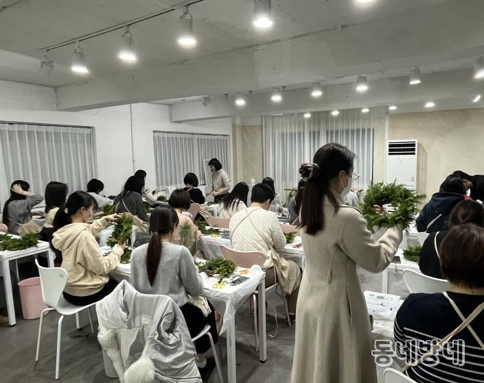 12월 19일 반포권역에서 진행한 싱글싱글 문화교실 ‘크리스마스 리스 만들기’ 프로그램 사진